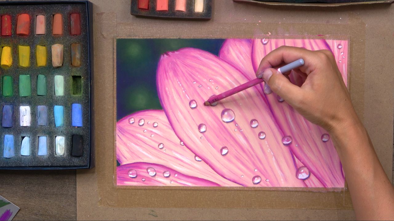 Cours facile de pastel sec d'une fleur et des gouttes d'eau par Céline Vasseur