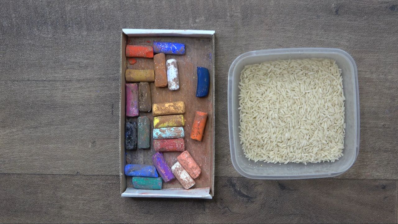 Nettoyer ses bâtonnets pastels avec du riz en même temps