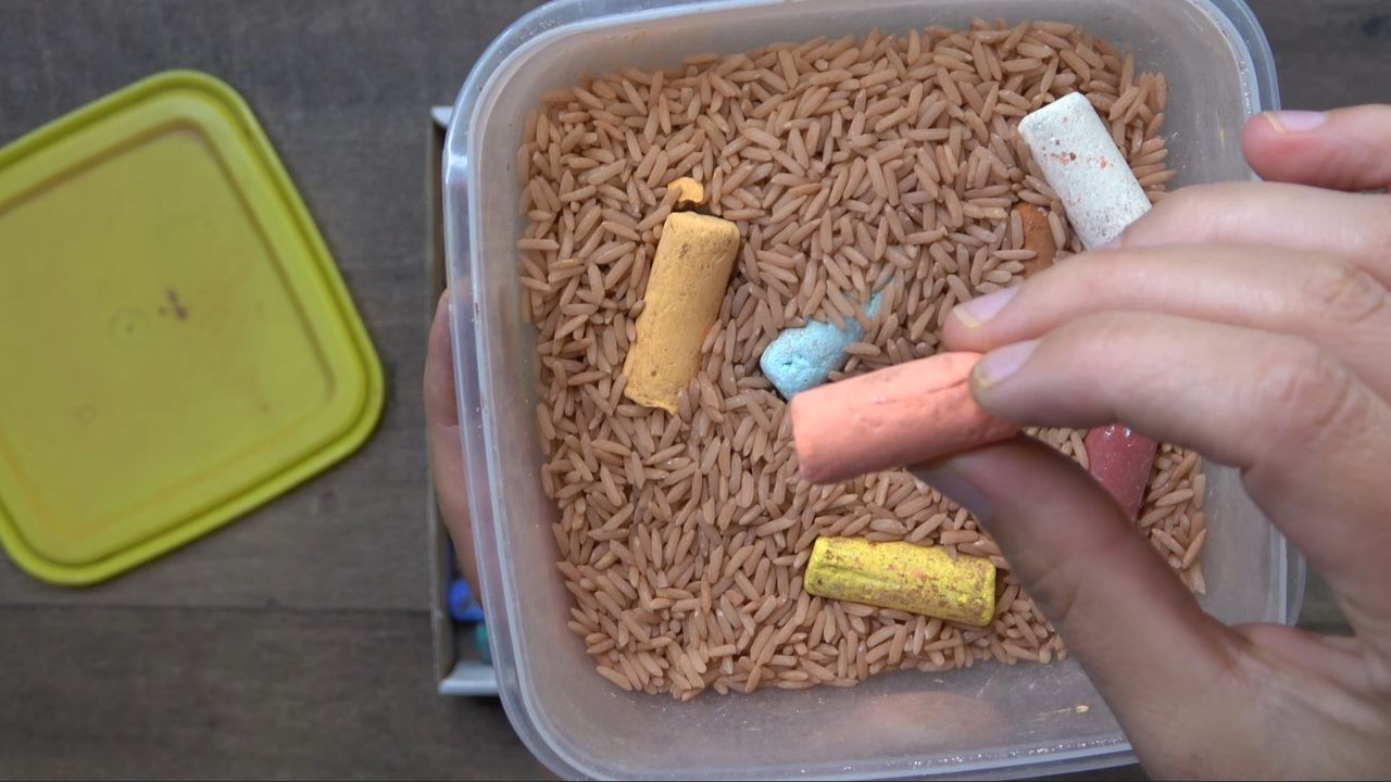 astuce pour nettoyer ses bâtonnets pastel avec du riz sans y passer des heures